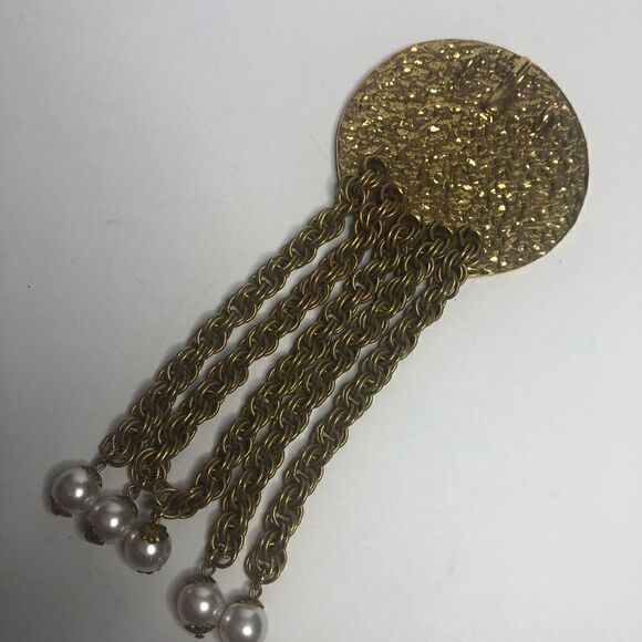 282 Vintage bold goldtone statement medalion pendant w/ faux pearls 2.5" wide - Picture 2 of 2